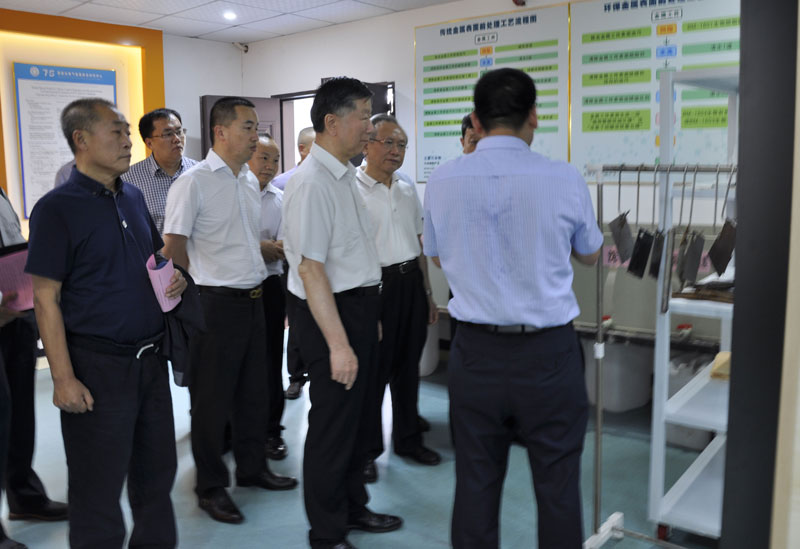 中國銀監(jiān)會主席尚福林、國資委黨委副書記黃淑和參觀我公司實驗室.jpg